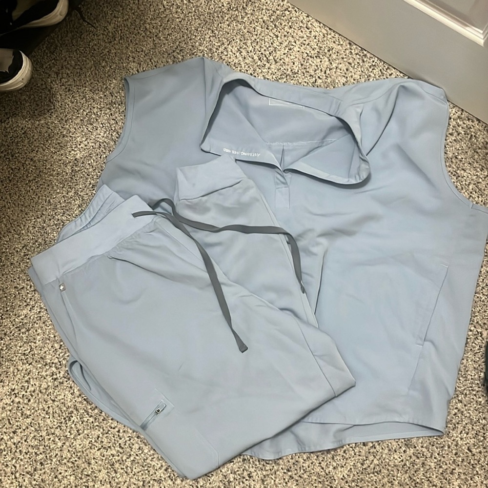 Figs Scrubs. High waisted jogger bottom. Rafaela top.